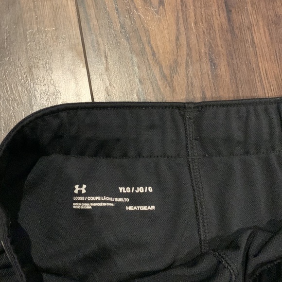 black loose fitted under armour shorts - Picture 5 of 5